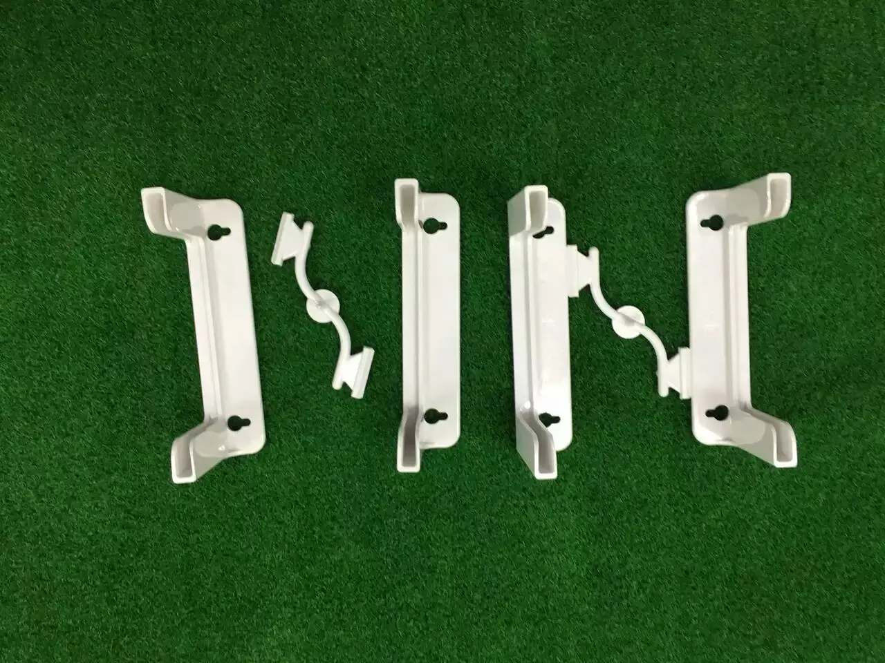 Before and after auto degating example for bracket plastic part